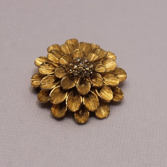 Vintage Golden Floral Design w/Rhinestone Center Brooch - Picture 5 of 8